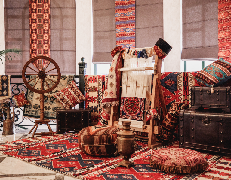 Enhance your home with the vibrant ambiance of Persian rugs, bringing colors and textures that create a warm atmosphere.