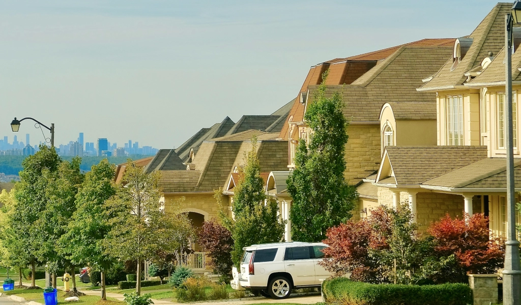 Realtor in Vaughan helping clients buy homes