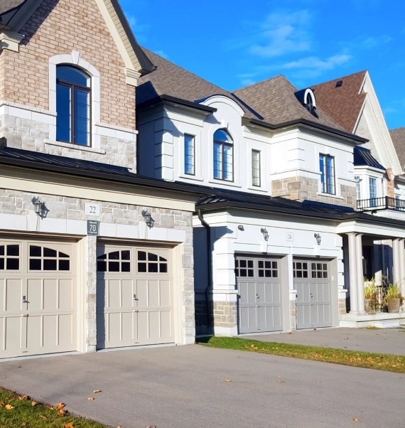Real estate agent in Richmond Hill showing property