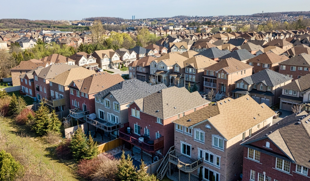 Realtor in Richmond Hill helping clients