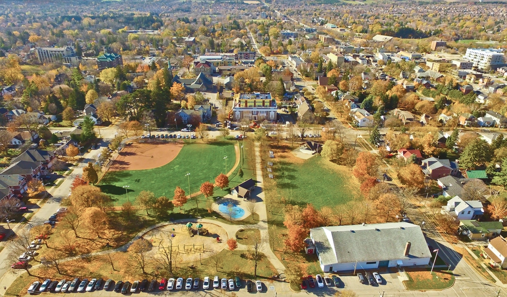 Realtor in Aurora assisting homebuyers