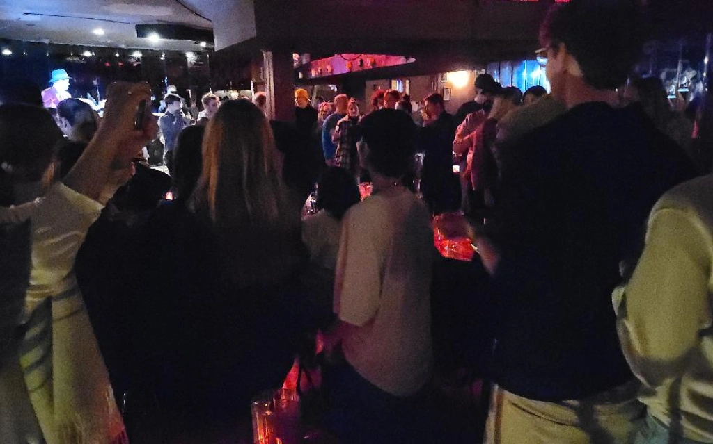 Buffet experience in New York City with live jazz music and entertainment for memorable group dining.
