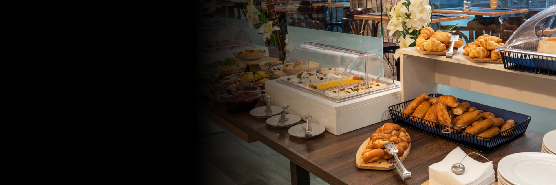 NYC group buffet dining for student tours with live music and affordable meal experiences.