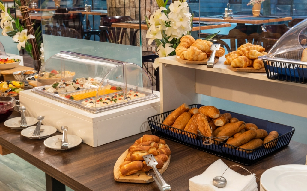 NYC group buffet dining for student tours with live music and affordable meal experiences.
