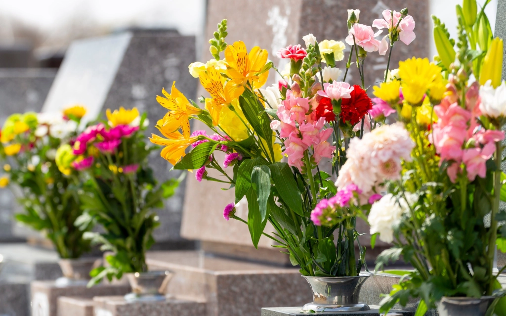 Floral Delivery Services in Murrieta at a gravesite