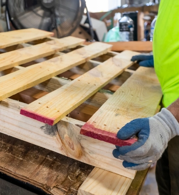 Production team coordinating with a pallet supplier solution