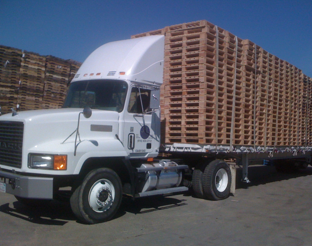 Industrial team using wood pallet solutions in Sacramento


