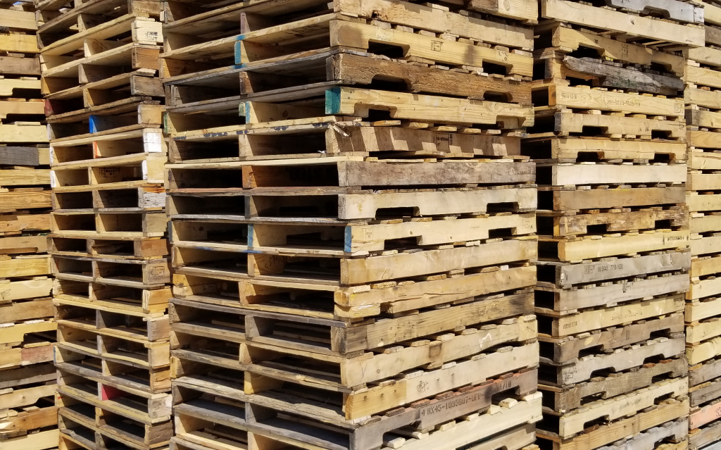 Team coordinating pallet pickup service in Sacramento



