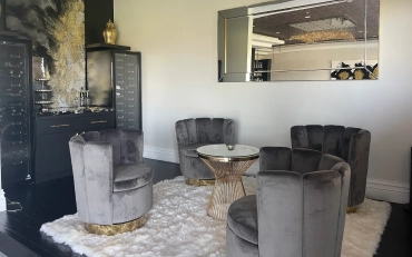 Designer reviewing decorating services in Bakersfield with a homeowner.