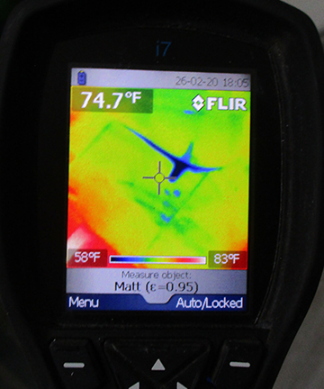 Thermal imaging revealing cold areas beneath the toilet, which may indicate possible water leakage.