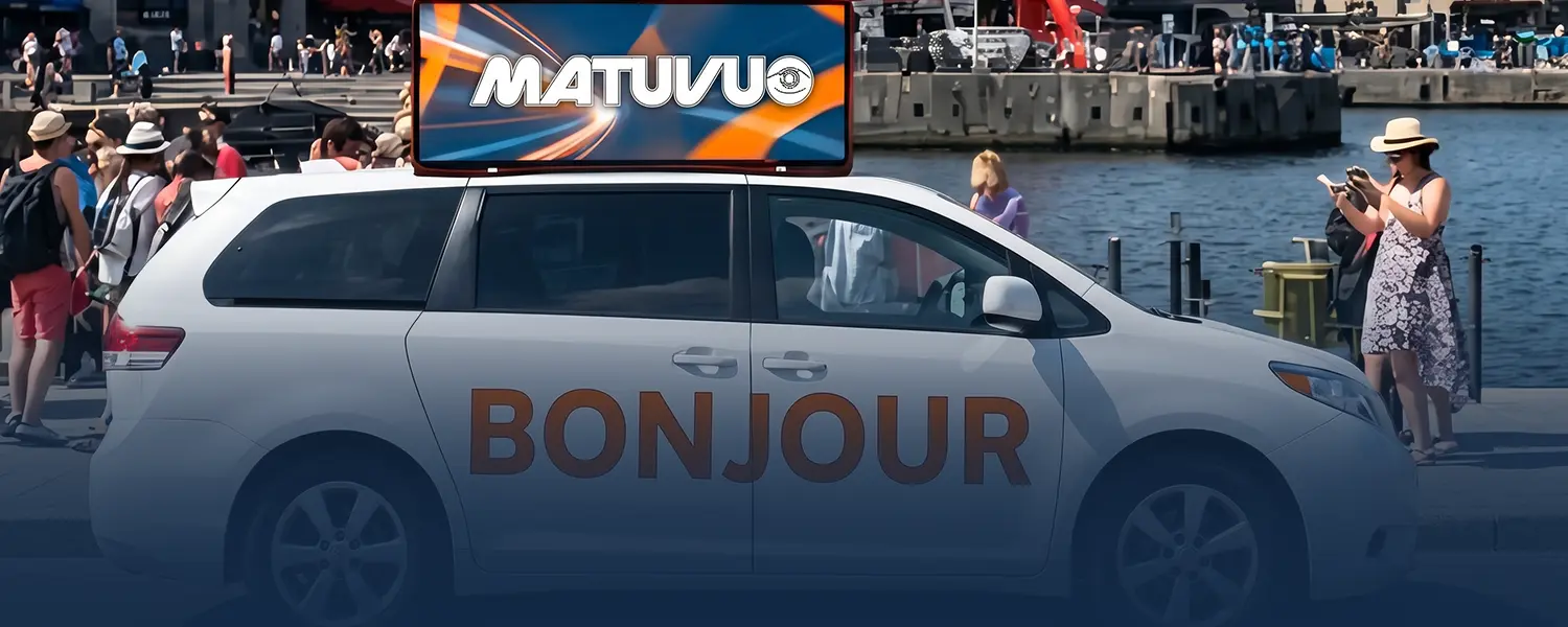  Équipe mettant à jour le contenu pour flexibilité de campagne à Montréal en temps réel
