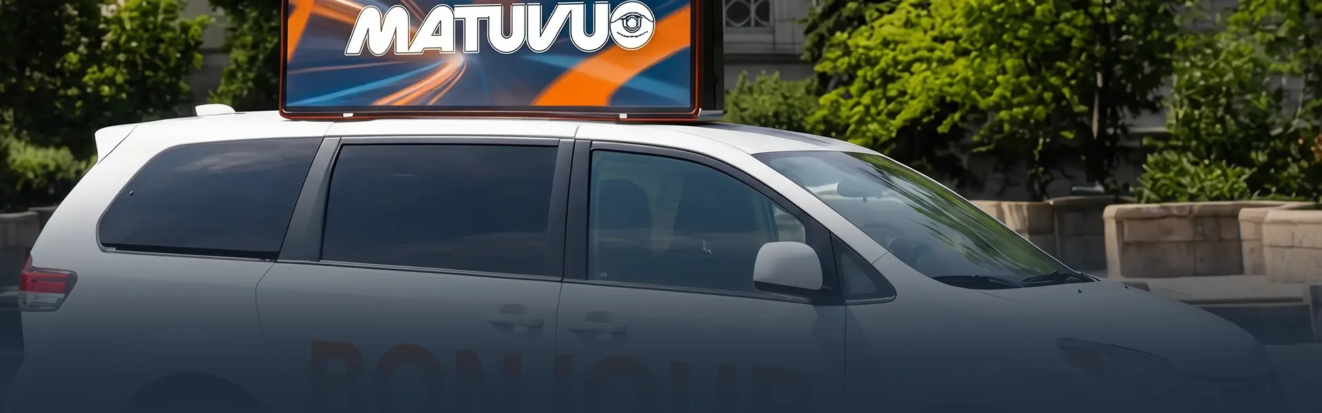  Taxi avec écran numérique montrant les services de publicité sur taxis à Montréal sur une route achalandée

