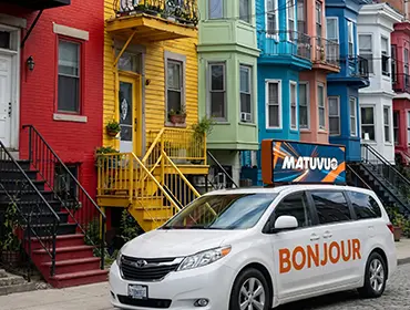  Équipe révisant les services de publicité mobile à Montréal sur des tableaux de campagne