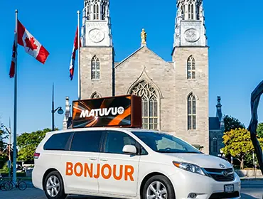  Annonce montée sur véhicule affichant les services de publicité sur taxis à Montréal dans les rues