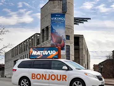  Équipe marketing planifiant les services de publicité sur taxis à Montréal au bureau
