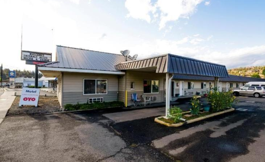 Guests arriving at a motel in John Day with easy parking and check-in