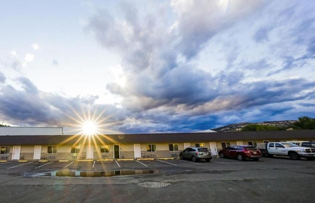 Worker entering room for extended stays in John Day after shift