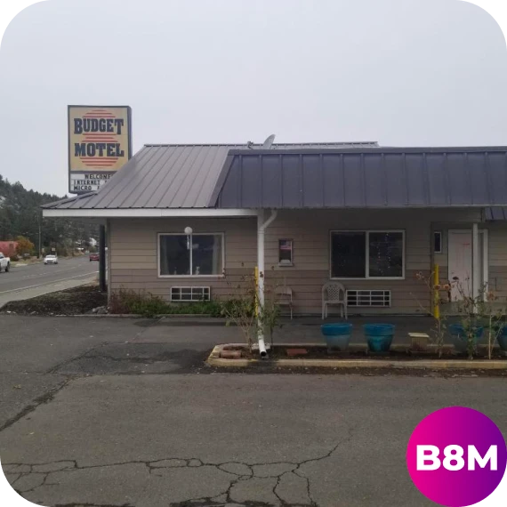 Guest checking into lodging in John Day with friendly front desk service