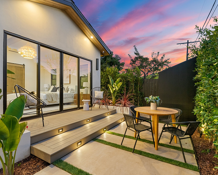 Homeowners meeting a general contractor in Los Angeles about renovations.