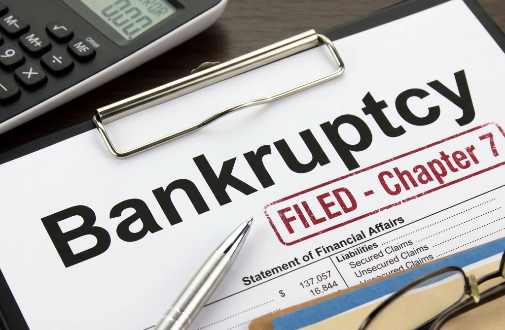 A family exploring Rent to Own after Bankruptcy opportunities in Canada.
