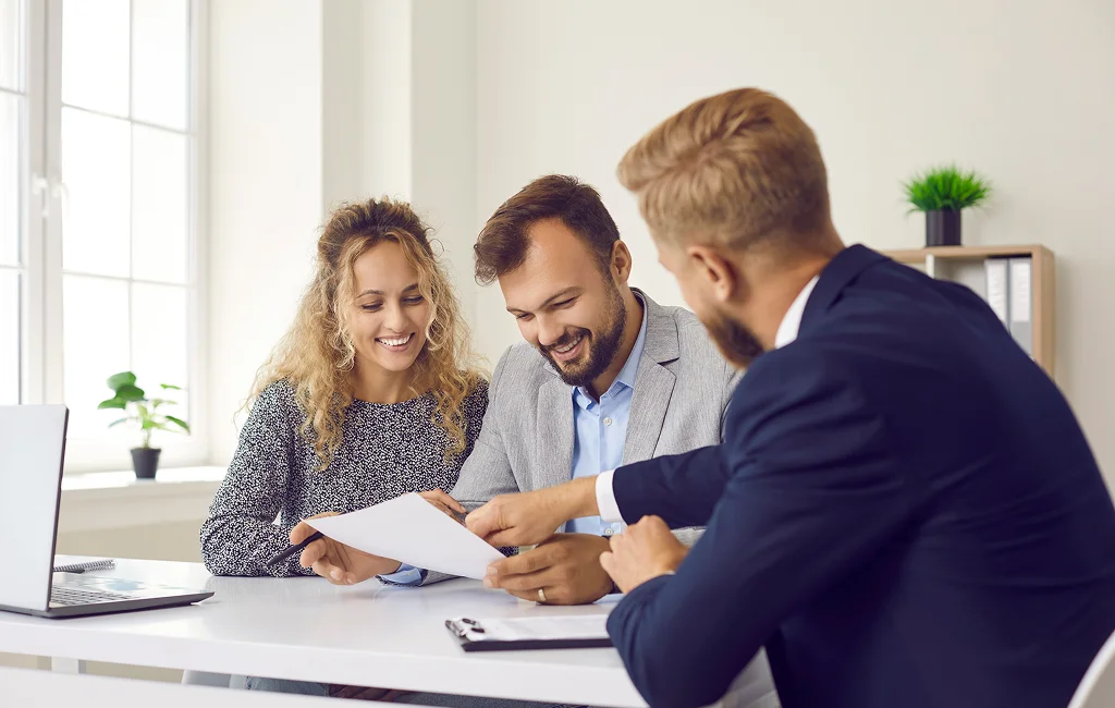 Couple discussing common law sponsorship in Winnipeg