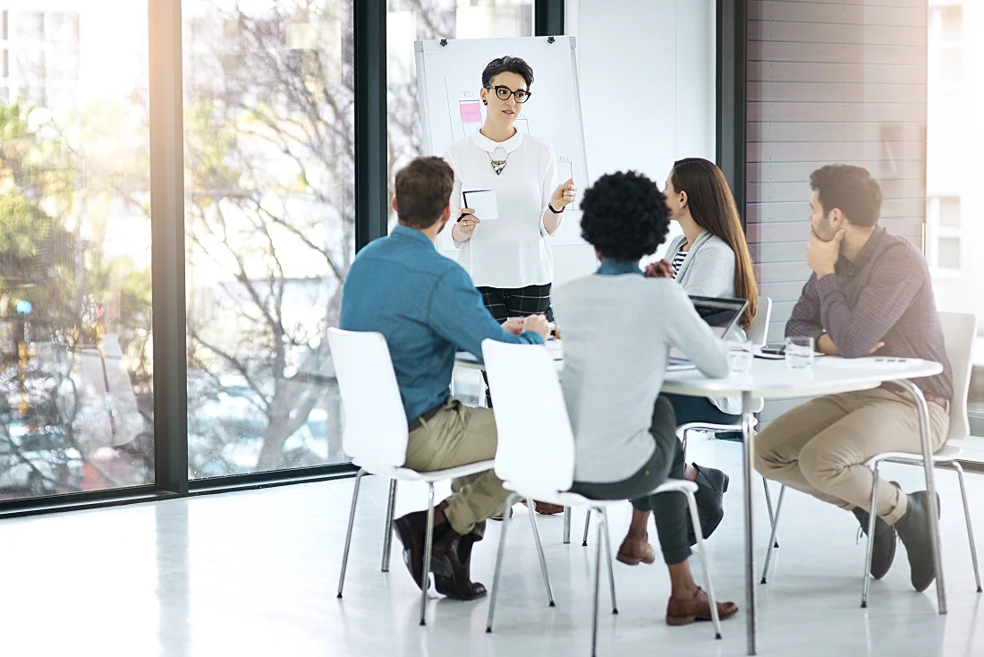 Faascloud advisors meeting with a founder team in a startup office