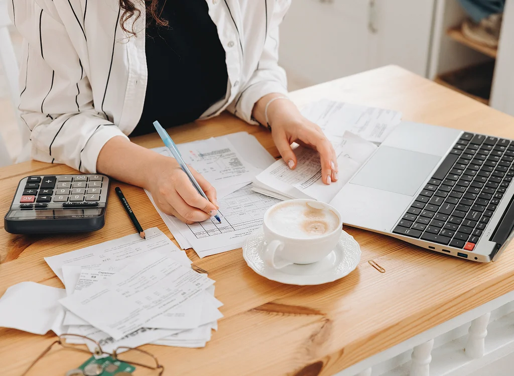 Manufacturer discussing manufacturing bookkeeping services in Florence
