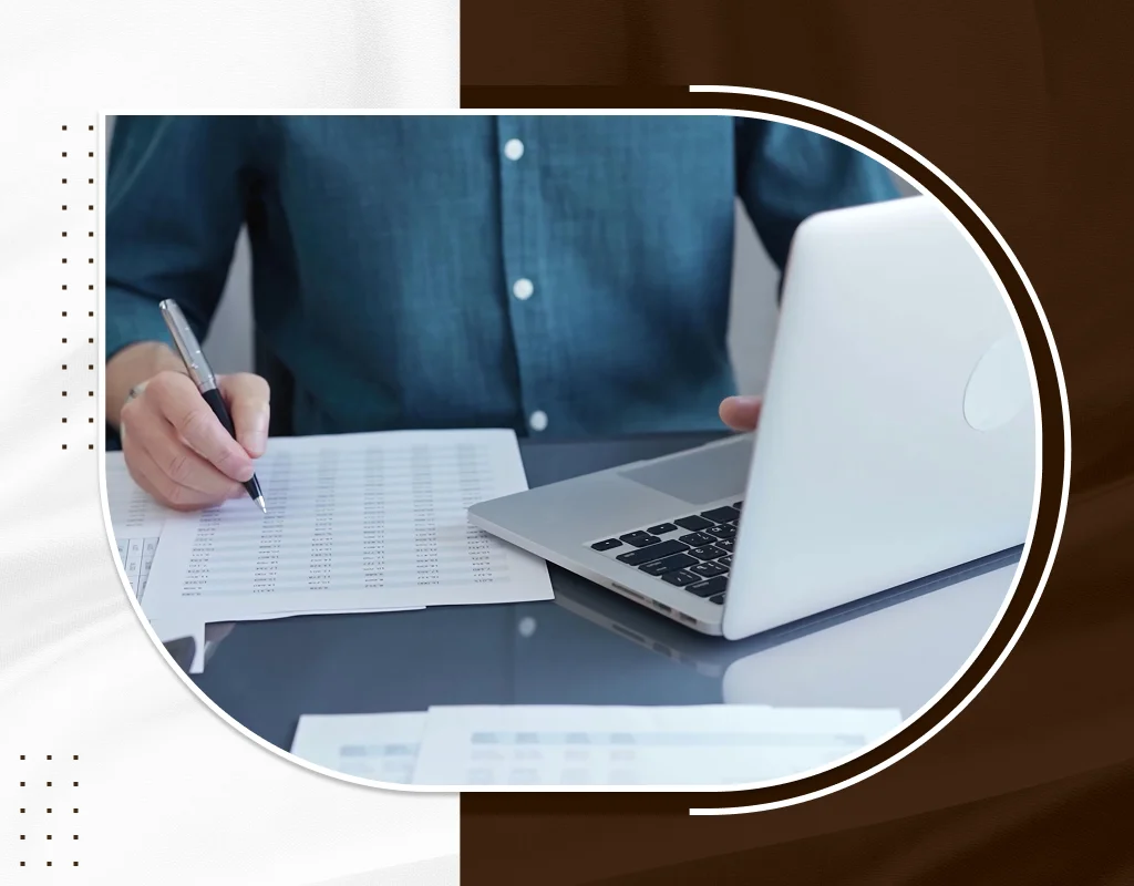 Professional providing bookkeeping services in Bowling Green